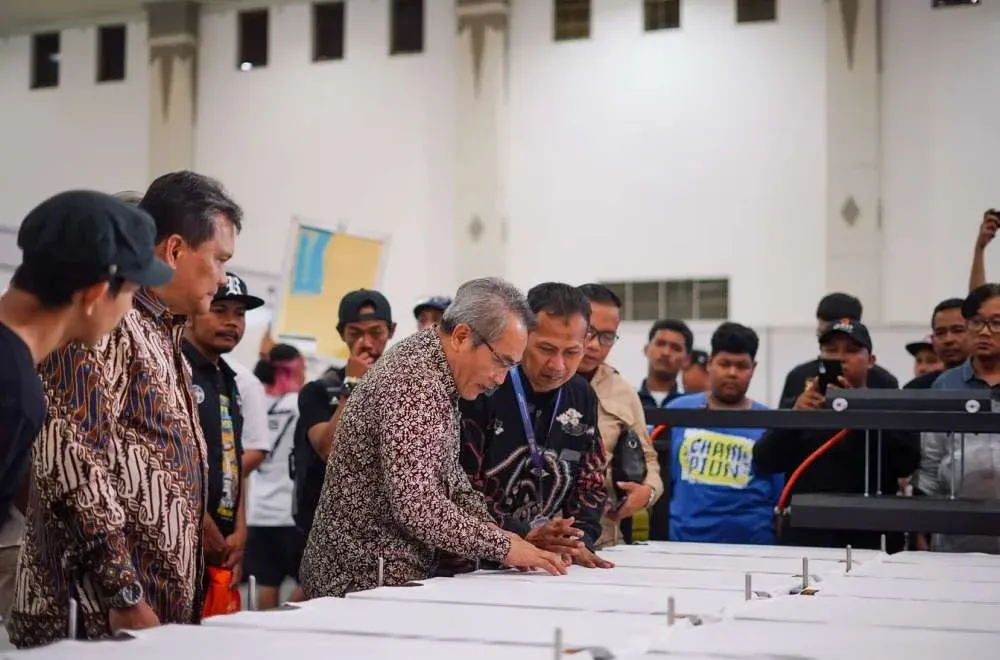 Pengunjung melihat demonstrasi mesin printing dan sablon pada acara kenduri sablon jogja 2026 di area pameran industri tekstil.